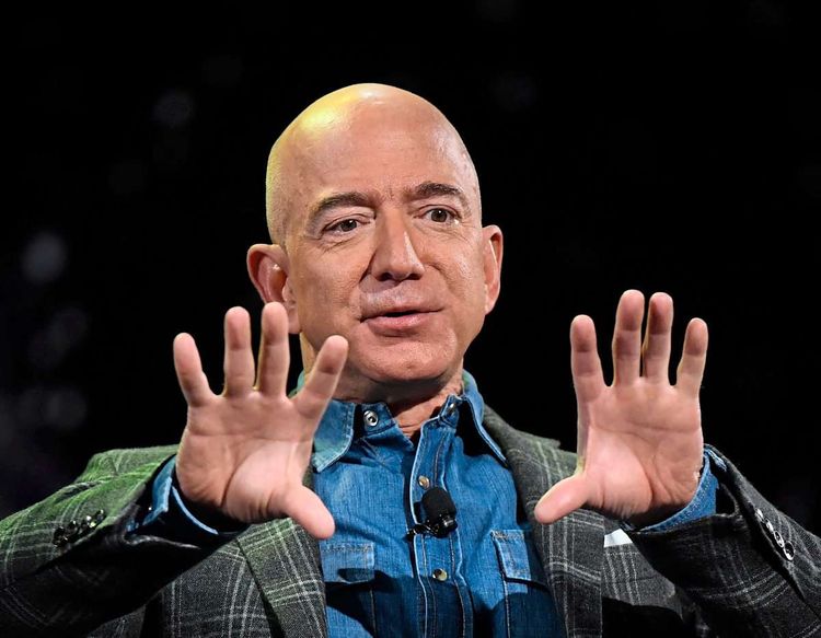 Amazon-Gründer und CEO Jeff Bezos spricht während einer Keynote zum Publikum