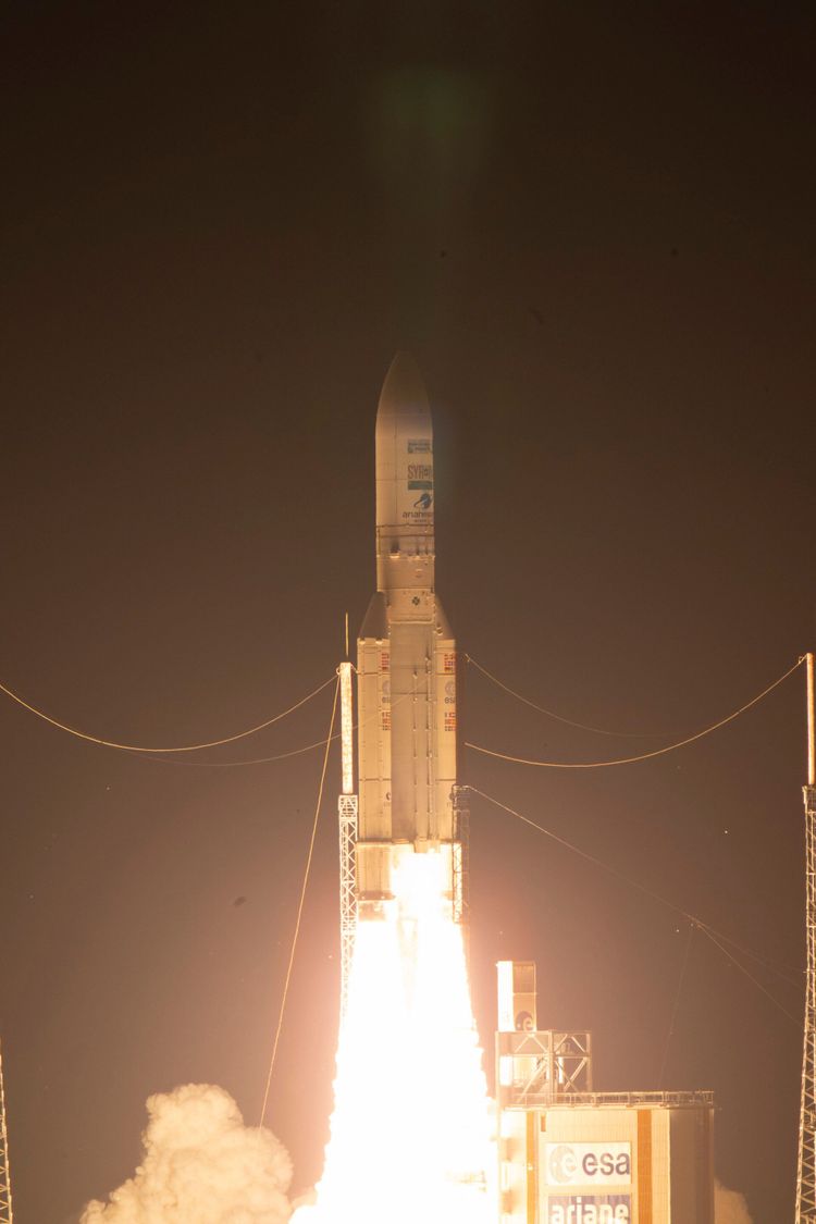 Die Ariane-5-Trägerrakete hob am 5. Juli 2023 um 23 Uhr BST (6. Juli um 00:00 Uhr MESZ) vom europäischen Weltraumbahnhof in Französisch-Guayana zum Flug VA261 ab. Flug VA261 brachte zwei Nutzlasten ins All: den experimentellen Kommunikationssatelliten Heinrich Hertz des Deutschen Zentrums für Luft- und Raumfahrt (DLR) und den französischen Kommunikationssatelliten Syracuse 4b. Der Flug ist die 117. und letzte Mission der Ariane 5, deren Serie 1996 begann.
