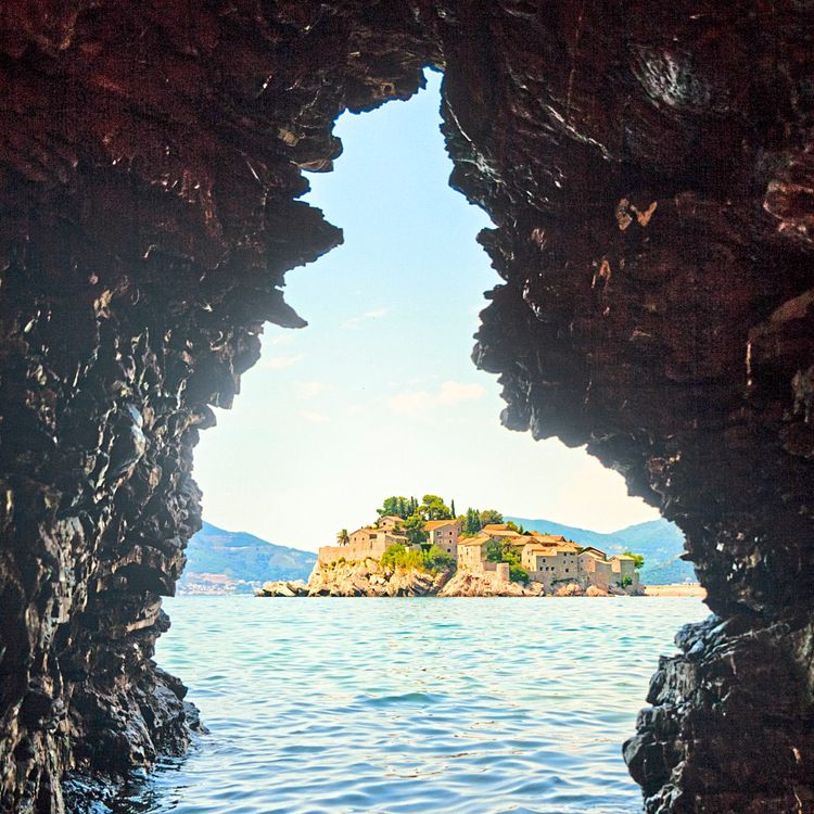 Die Insel Sveti Stefan ist ein klassisches Postkartenmotiv, das gerne aus dem Montenegro-Urlaub verschickt wird.
