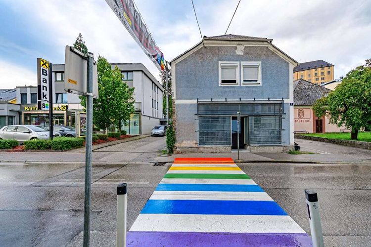 Aus Protest wurde 2021 ein Schutzweg vor dem Klubhaus der Identitären in Steyregg in den Regenbogenfarben bemalt.
