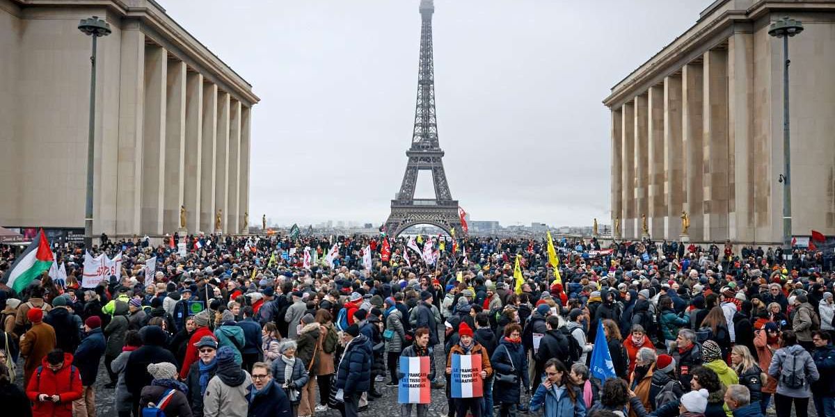 Zehntausende Protestieren Gegen Macrons Neues Einwanderungsgesetz ...