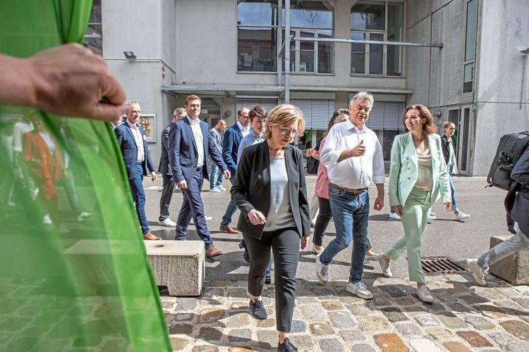 Klimaschutzministerin Leonore Gewessler, Vizekanzler Werner Kogler und Justizministerin Alma Zadić am Weg zum Bundeskongress in Wien.