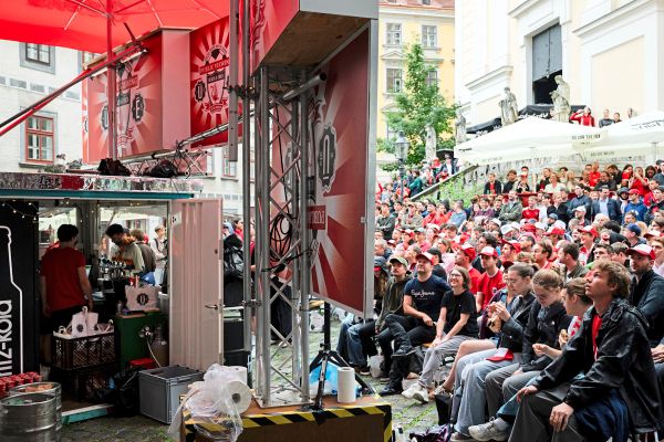 Beim-Public-Viewing-schiebt-die-Fu-ball-Ekstase-diesmal-eine-Fr-hschicht