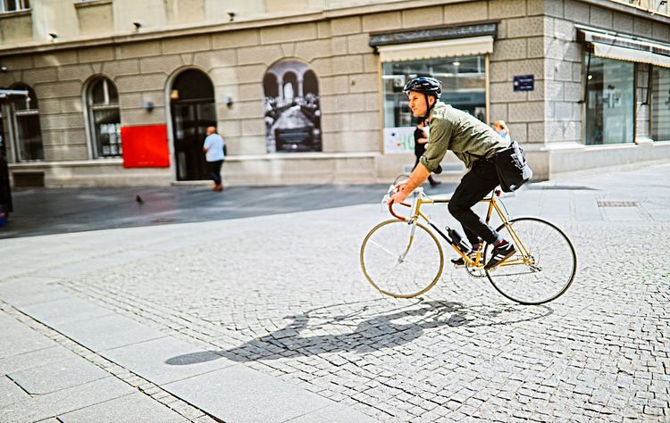 Ein Mann fährt mit Fahrradhelm auf dem Fahrrad