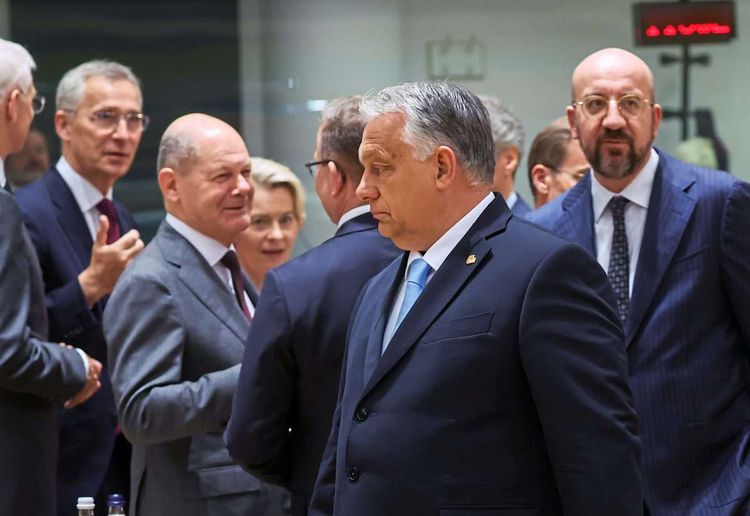 Viktor Orbán (Mi.) musste einlenken, Olaf Scholz (li.) und Charles Michel (re.) machen ordentlich Druck.