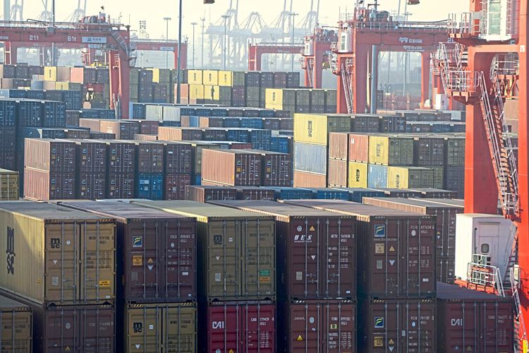 Im Hafen von Tianji in China lagern Container.