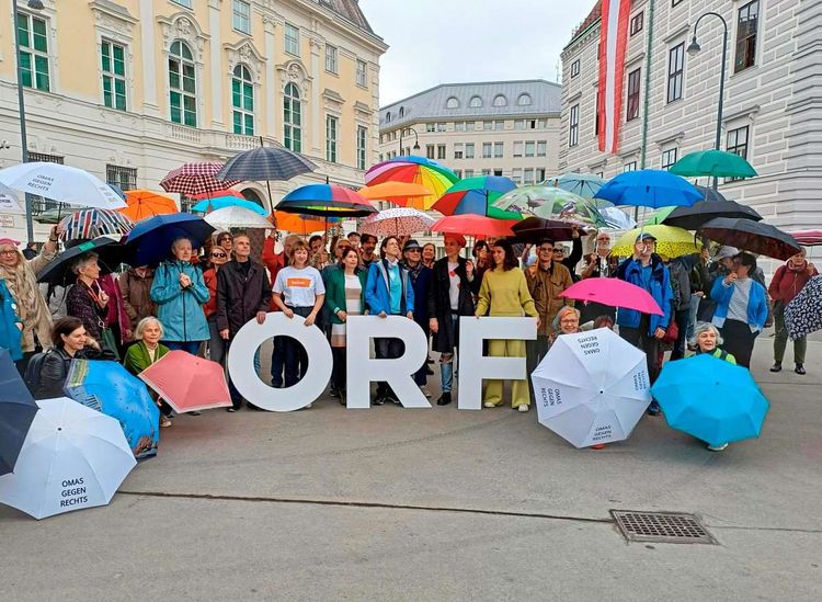 Demonstration vor dem Bundeskanzleramt gegen zu viel politischen Einfluss im ORF.