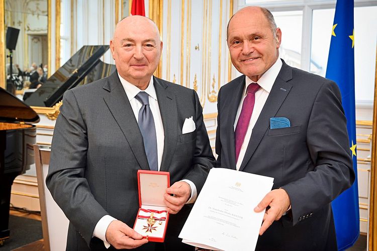 Der frühere Präsident des European Jewish Congress Moshe Kantor hält das ihm verliehen Ehrenkreuz in die Kamera, neben ihm steht Nationalratspräsident Wolfgang Sobotka (ÖVP).