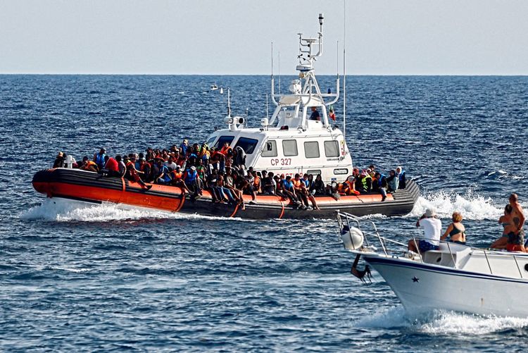 Schiff der italienischen Küstenwache mit geretteten Flüchtlingen vor Lampedusa.