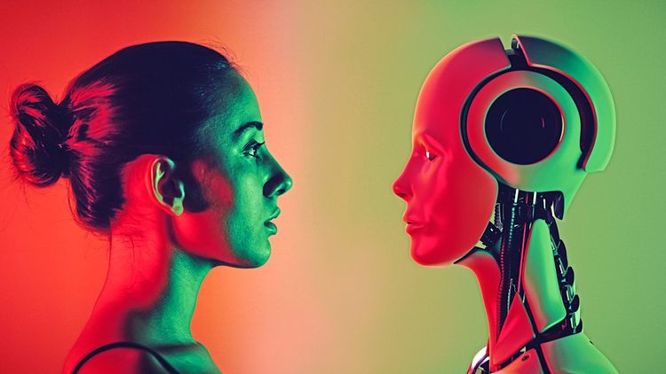 Eine Frau und ein Roboter stehen sich gegenüber