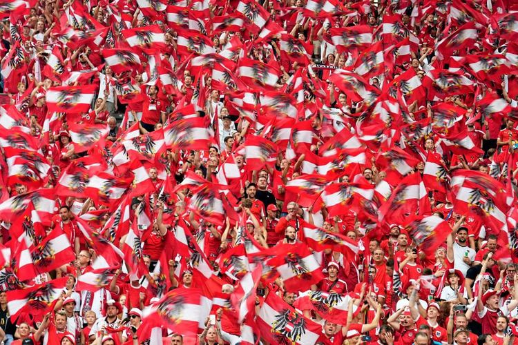 Hunderte Fans mit Österreich-Flaggen.