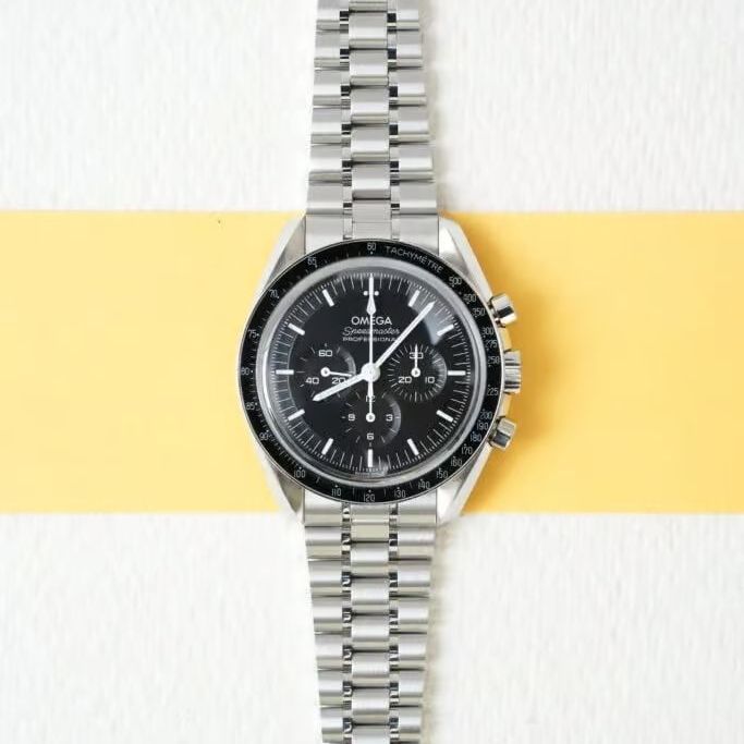 Die Omega Speedmaster Professional Moonwatch 310.30.42.50.01.002 ist die moderne Version der originalen Moonwatch, die seit Project Gemini (Amerikas erstem Spacewalk)Teil jeder bemannten Nasa-Mission ist und es am Handgelenk des Astronauten Buzz Aldrin als erste Uhr überhaupt auf den Mond schaffte.