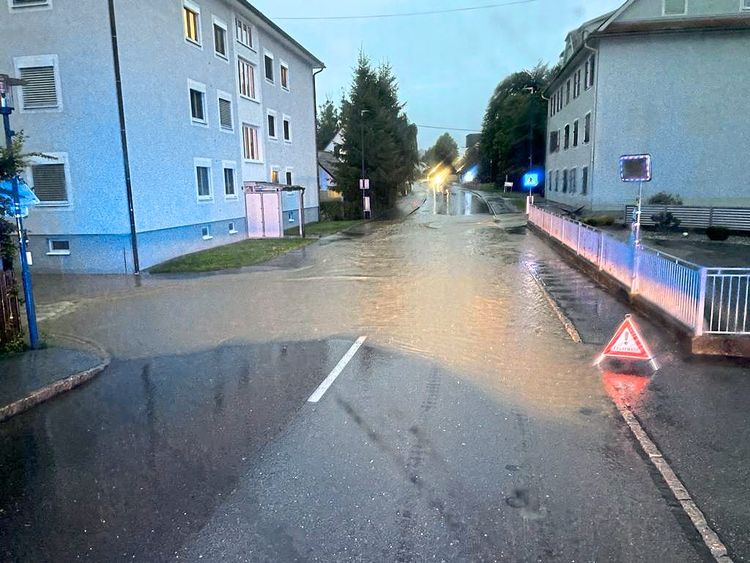 Eine nasse Straße im Bezirk Deutschlandsberg.