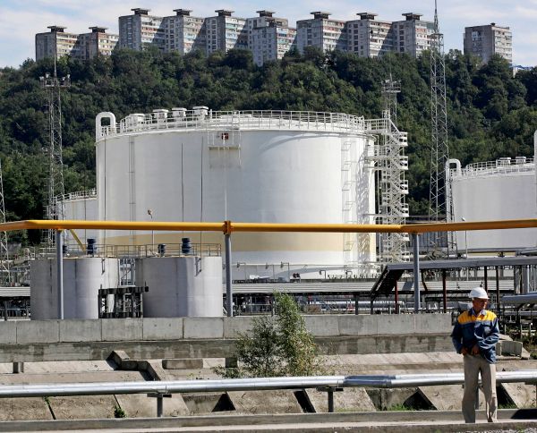 Brand-in-russischem-lhafen-nach-Drohnenangriff-Kyjiws