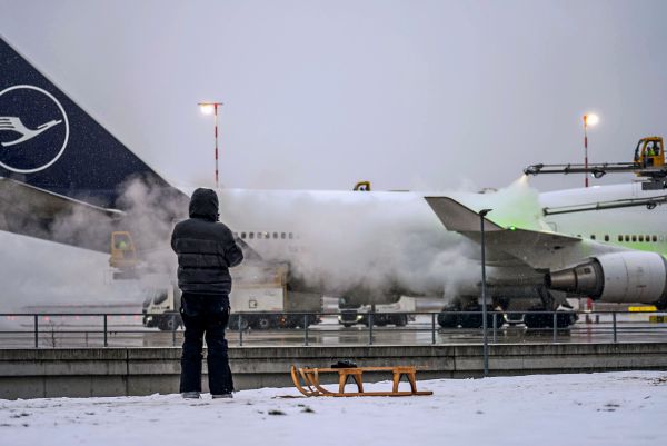 Schneefall-und-Glatteis-Frankfurter-Flughafen-streicht-zahlreiche-Fl-ge