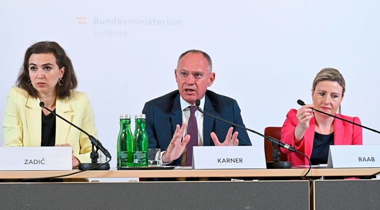 Justizministerin Alma Zadić, Innenminister Gerhard Karner und Frauenministerin Susanne Raab