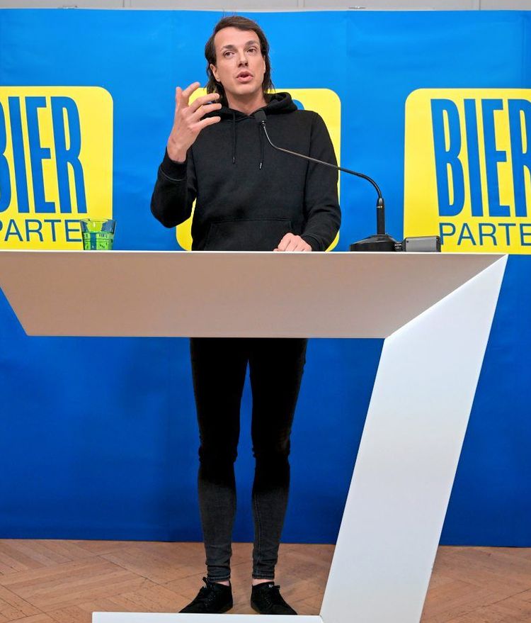Hält an seiner Röhre fest: Parteivorsitzender Dominik Wlazny während einer Pressekonferenz der Bierpartei im März 2024.