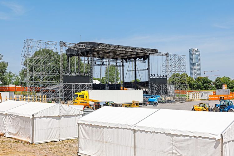 Aufbauarbeiten für das Donauinselfest 2023: Am Mittwoch hatte die Hauptbühne bereits Gestalt angenommen.
