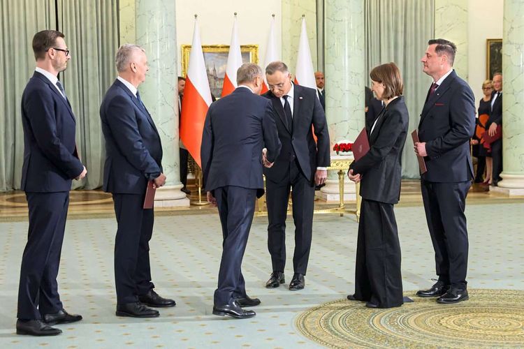 Polens Premier Donald Tusk (3.v.l.) stellte am Montag dem Staatspräsidenten Andrzej Duda (3.v.r) die neuen Regierungsmitglieder vor.