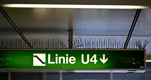 Mann-st-rzte-in-U-Bahnstation-L-ngenfeldgasse-versehentlich-in-Gleisbereich