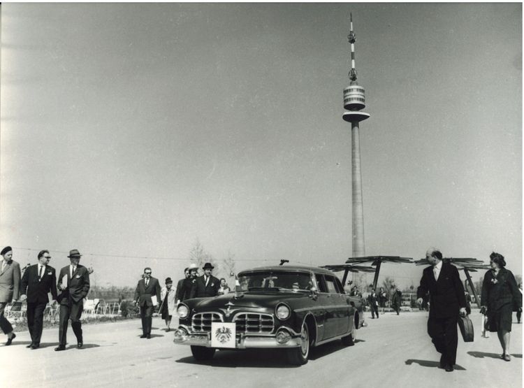 Staatskarosse des damaligen Bundespräsidenten Adolf Schärf bei der Eröffnung des Donauturms, der im Hintergrund zu sehen ist.