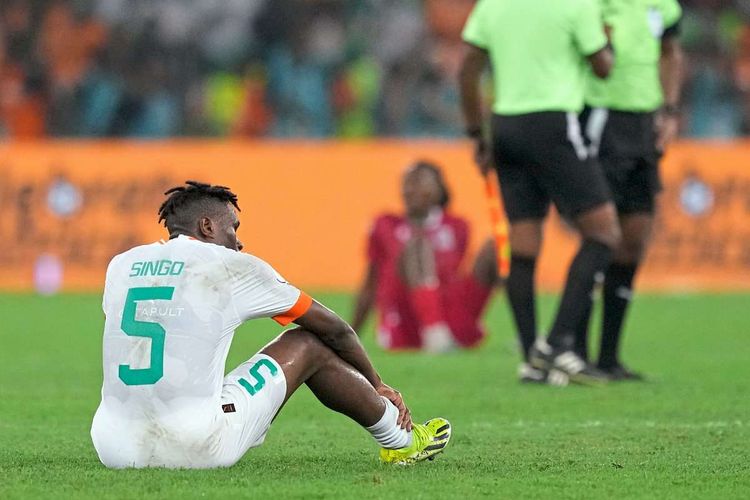Ein Spieler der Elfenbeinküste sitzt am Boden.