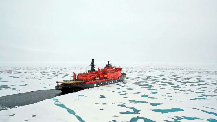 Russischer Eisbrecher am Nordpol