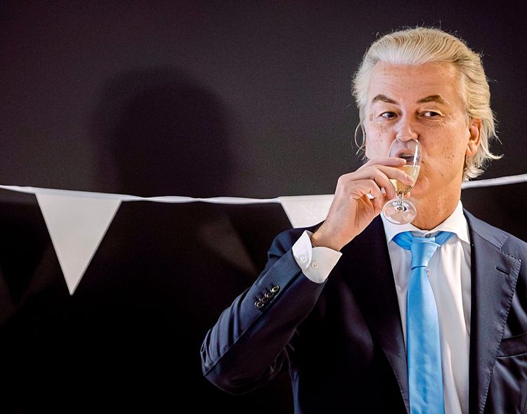 Geert Wilders trinkt Sekt