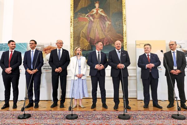 Wenn-das-Kanzleramt-um-23-48-Uhr-zur-Pressekonferenz-einl-dt