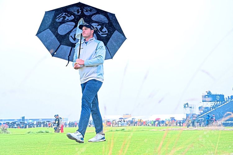 Sepp Straka mit Regenschirm.