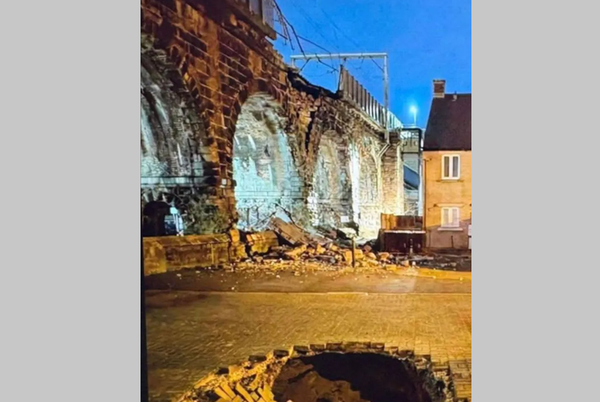 KI-Bild-von-besch-digter-Br-cke-sorgt-f-r-Zugausf-lle-in-UK