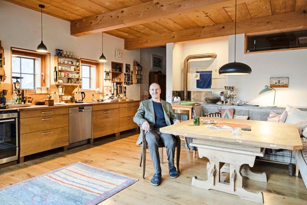 Bauhistoriker-in-Hallstatt-Den-Holztisch-habe-ich-selbst-getischlert-da-war-ich-18-