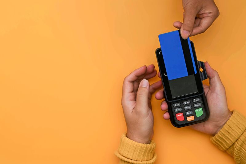 Card Complete verrechnete jahrelang unzulässige Gebühren – so bekommen Kunden ihr Geld zurück