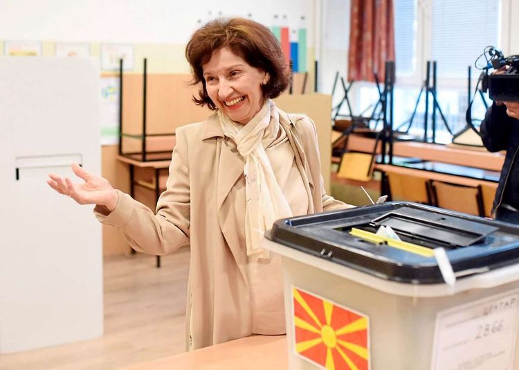 Siljanovska-Davkova vor Wahlurne.