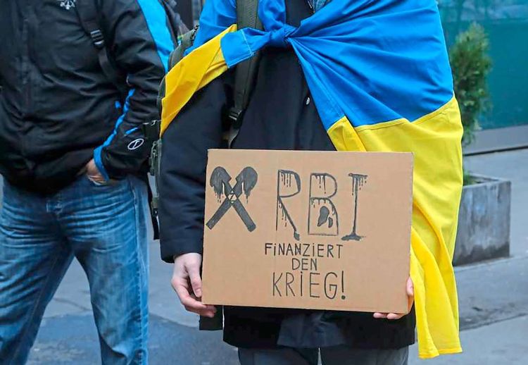 Protestaktion gegen die RBI und Russland in Wien Ende März.