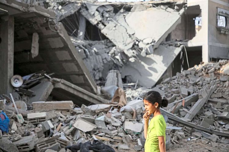 Zerstörtes Haus in Rafah und Mädchen