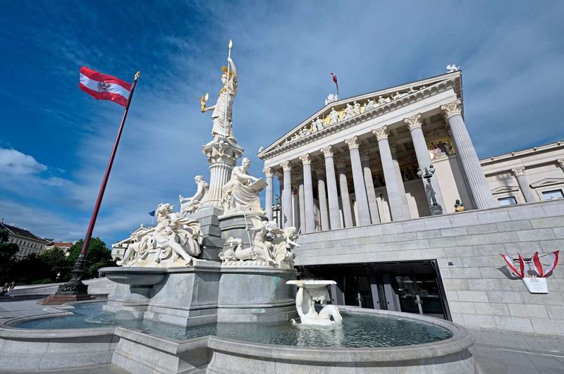 Im Parlament wird unter Polizeischutz über Antisemitismus debattiert