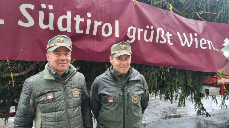 Markus Pfeifer (rechts) und sein Kollege vom Landesforstkorps Südtirol posieren vor ihrer Tanne