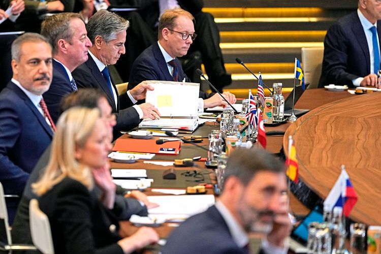 Die Außenminister der Nato-Staaten sitzen in Brüssel zusammen.