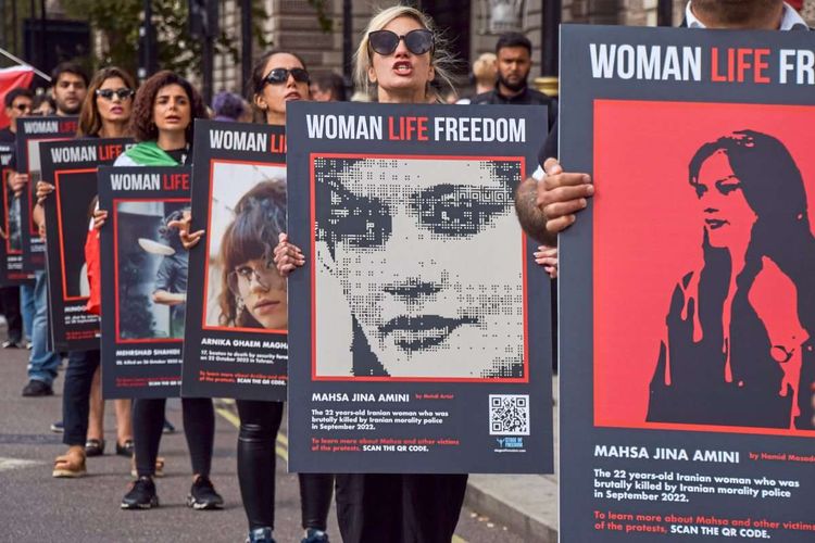 Der Tod von Mahsa Amini im September 2022 löste eine weltweite Protestbewegung gegen das iranischeRegime aus. Hier zu sehen ist eine Demonstration in London zum ersten Jahrestag des Todes Amini im September 13.
