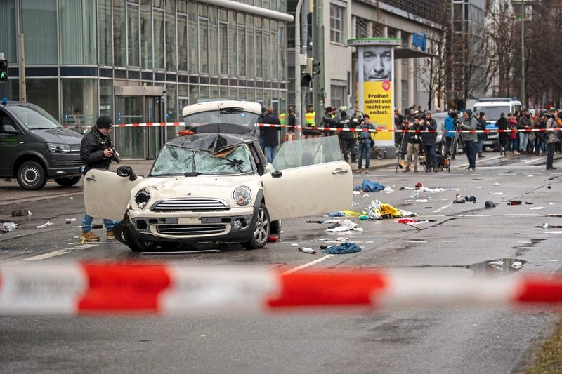 Mindestens 20 Verletzte: Auto in München in Menschengruppe gefahren