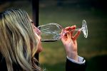 Weinflasche und Glas als Symbol für den sinkenden Weinkonsum