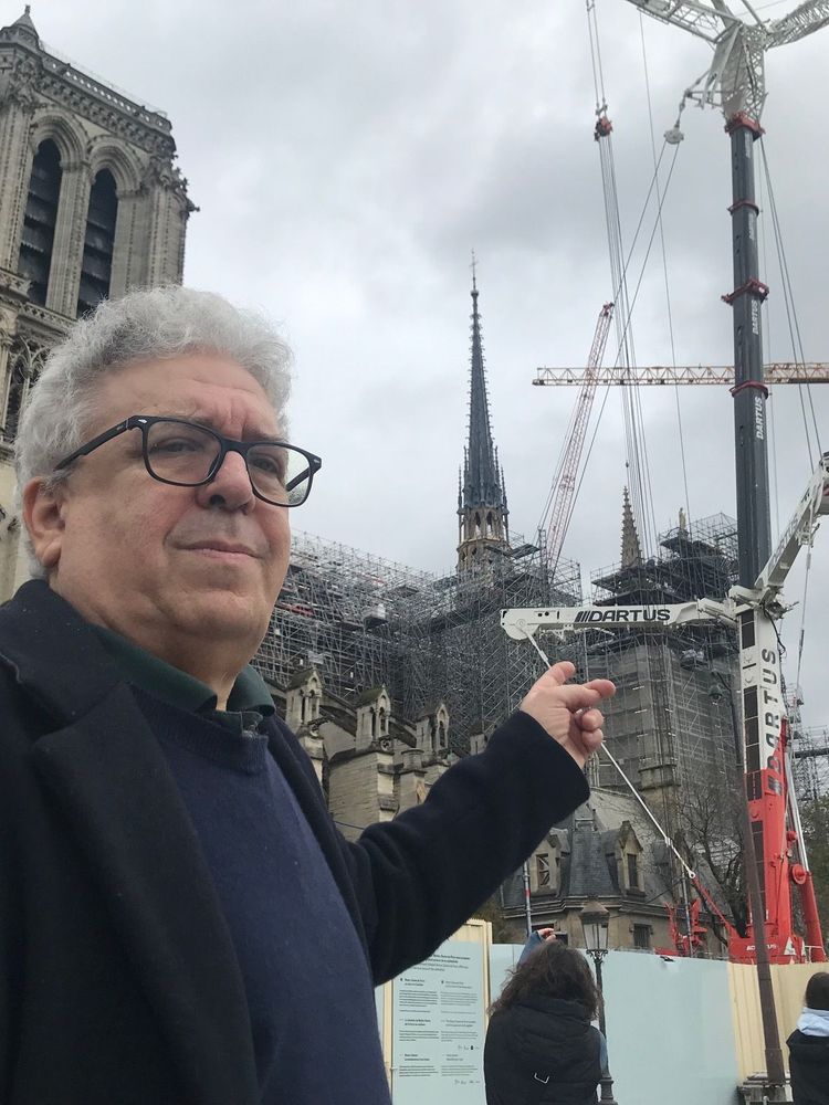 Kunsthistoriker Didier Rykner vor der Notre Dame-Kathedrale.