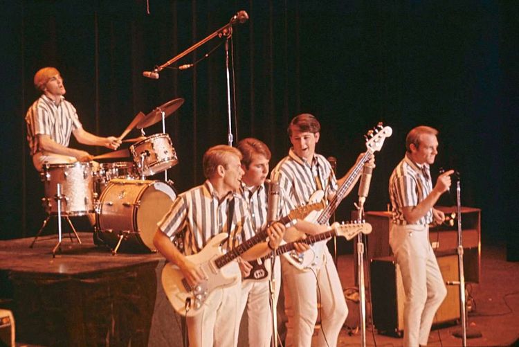 Auch schon ein Zeiterl her: die Beach Boys Dennis Wilson, Al Jardine, Carl Wilson, Brian Wilson und Mike Love in den 1960er-Jahren. Disney+ feiert die Band jetzt mit einer neuen Doku.
