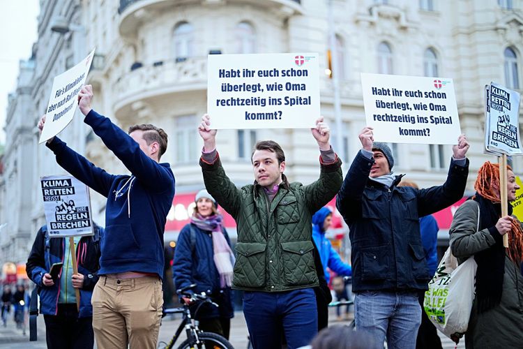 Freiheitliche Jugend protestiert gegen Straßenblockade in Wien