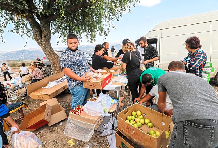 Freiwillige stellen in Armenien Nahrung und Wasser für die Ankommenden zur Verfügung.