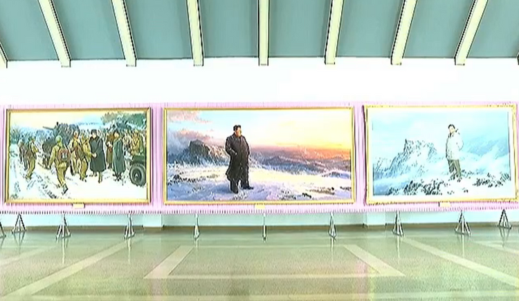 Das Staatsfernsehen zeigte die Szene in der Eingangshalle. Das Bild Kim Jong-uns ist größer als jenes seiner Vorgänger.