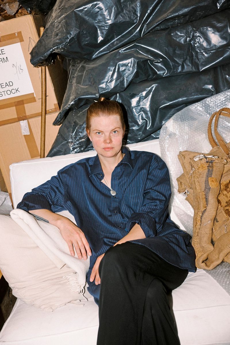 Im Atelier von Birke Gorm: Altmetall, Jute und kistenweise "totes" Material