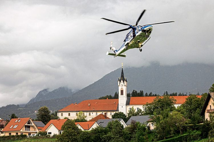 Zahlreiche Menschen in Slowenien mussten per Helikopter vor den Wassermassen gerettet werden.
