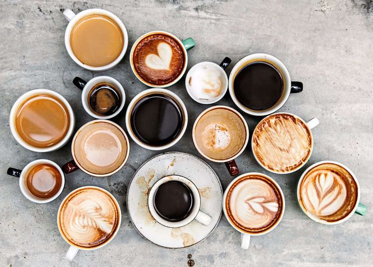 Viele Tassen mit unterschiedlich starken Kaffees 